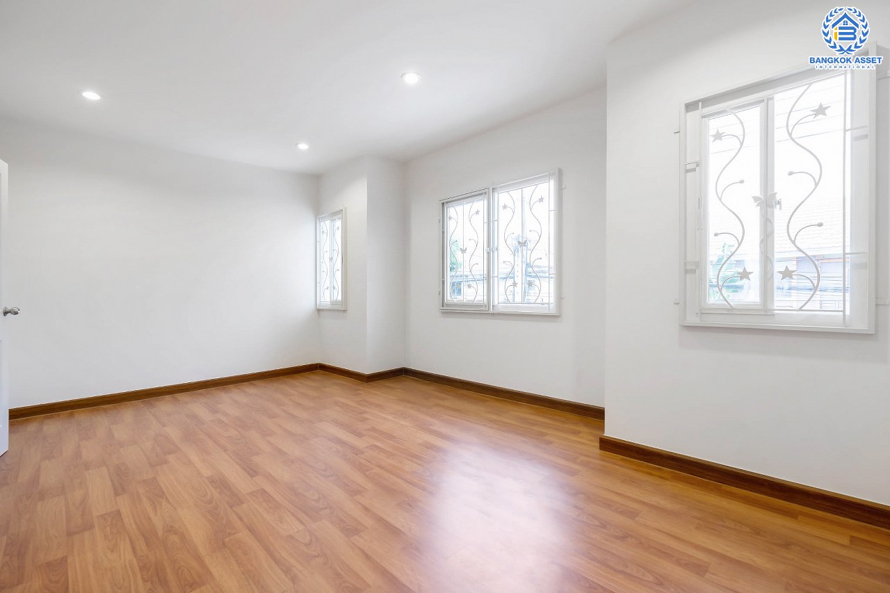 บ้านมือสองตกแต่งใหม่ ม.พฤกษาทาวน์ ติดถนนราชพฤกษ์ ทาวน์เฮ้าส์พร้อมอยู่ จอดรถได้ถึง 2 คัน! เนื้อที่ 21.6 ตร.ว. (หน้ากว้าง 6 เมตร) ฟังก์ชั่น 3 ห้องนอน 2ห้องน้ำ เดินทางสะดวกบนทำเลศักยภาพ ใกล้วงเวียนพระราม5 เชื่อมต่อทั้งนครอินทร์ ,ราชพฤกษ์ ,และกาญจนาภิเษก...