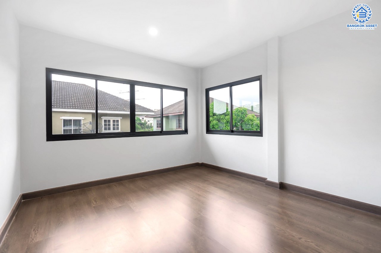 บ้านมือสองตกแต่งใหม่ หลังใหญ่! เนื้อที่ 83 ตร.ว. ม.พัชรวิลล์ บางกรวย-ไทรน้อย ตอบโจทย์ครอบครัวใหญ่ด้วยฟังก์ชั่นถึง 4 ห้องนอน 4 ห้องน้ำ พื้นที่ใช้สอยถึง 315 ตร.ม. บนทำเลเชื่อมต่อ 3 เส้นทาง ใกล้ทางด่วน "กาญจนาภิเษก" และเพียง 5 นาทีจาก MRT "สถานีบางพลู"