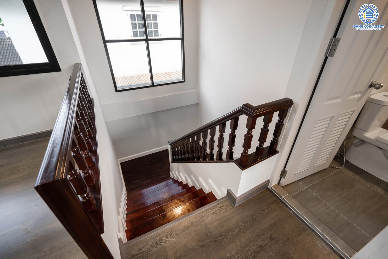 บ้านมือสองตกแต่งใหม่ หลังใหญ่! เนื้อที่ 83 ตร.ว. ม.พัชรวิลล์ บางกรวย-ไทรน้อย ตอบโจทย์ครอบครัวใหญ่ด้วยฟังก์ชั่นถึง 4 ห้องนอน 4 ห้องน้ำ พื้นที่ใช้สอยถึง 315 ตร.ม. บนทำเลเชื่อมต่อ 3 เส้นทาง ใกล้ทางด่วน "กาญจนาภิเษก" และเพียง 5 นาทีจาก MRT "สถานีบางพลู"