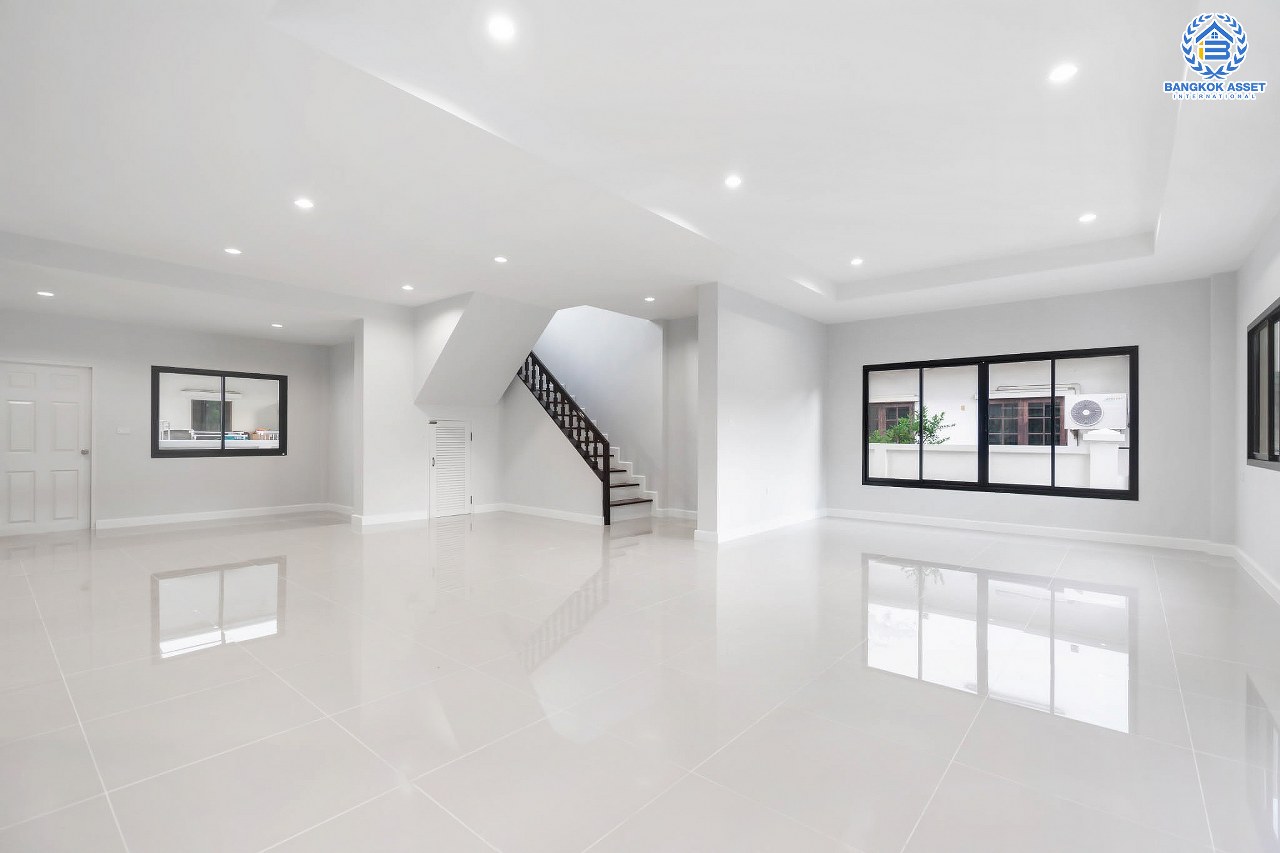 บ้านมือสองตกแต่งใหม่ หลังใหญ่! เนื้อที่ 83 ตร.ว. ม.พัชรวิลล์ บางกรวย-ไทรน้อย ตอบโจทย์ครอบครัวใหญ่ด้วยฟังก์ชั่นถึง 4 ห้องนอน 4 ห้องน้ำ พื้นที่ใช้สอยถึง 315 ตร.ม. บนทำเลเชื่อมต่อ 3 เส้นทาง ใกล้ทางด่วน "กาญจนาภิเษก" และเพียง 5 นาทีจาก MRT "สถานีบางพลู"