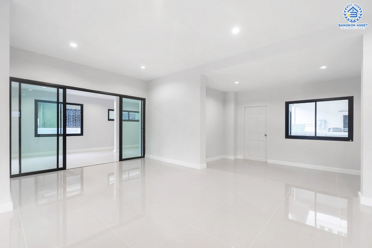 บ้านมือสองตกแต่งใหม่ หลังใหญ่! เนื้อที่ 83 ตร.ว. ม.พัชรวิลล์ บางกรวย-ไทรน้อย ตอบโจทย์ครอบครัวใหญ่ด้วยฟังก์ชั่นถึง 4 ห้องนอน 4 ห้องน้ำ พื้นที่ใช้สอยถึง 315 ตร.ม. บนทำเลเชื่อมต่อ 3 เส้นทาง ใกล้ทางด่วน "กาญจนาภิเษก" และเพียง 5 นาทีจาก MRT "สถานีบางพลู"