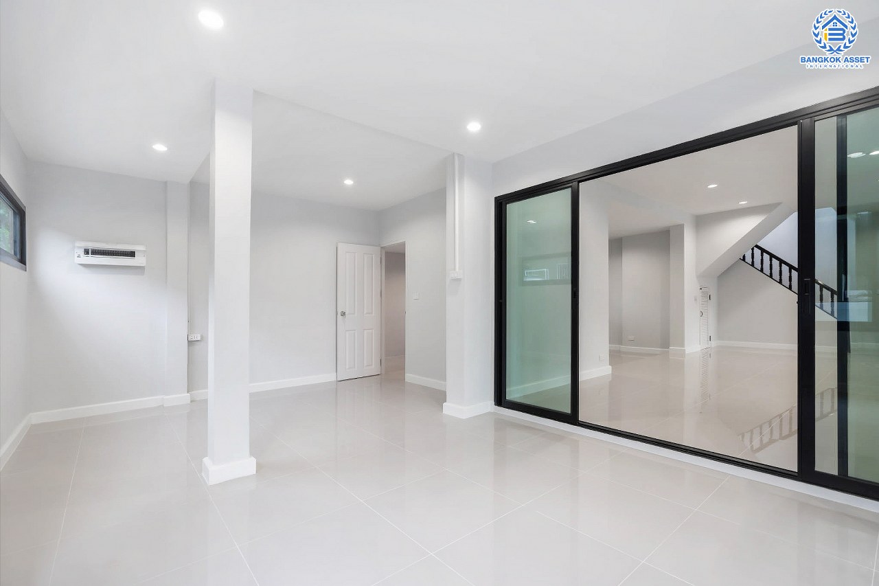 บ้านมือสองตกแต่งใหม่ หลังใหญ่! เนื้อที่ 83 ตร.ว. ม.พัชรวิลล์ บางกรวย-ไทรน้อย ตอบโจทย์ครอบครัวใหญ่ด้วยฟังก์ชั่นถึง 4 ห้องนอน 4 ห้องน้ำ พื้นที่ใช้สอยถึง 315 ตร.ม. บนทำเลเชื่อมต่อ 3 เส้นทาง ใกล้ทางด่วน "กาญจนาภิเษก" และเพียง 5 นาทีจาก MRT "สถานีบางพลู"