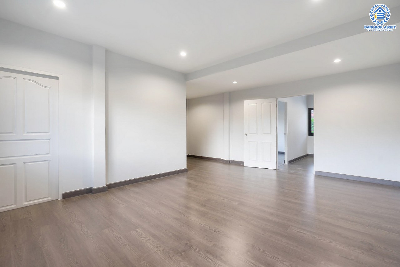 บ้านมือสองตกแต่งใหม่ หลังใหญ่! เนื้อที่ 83 ตร.ว. ม.พัชรวิลล์ บางกรวย-ไทรน้อย ตอบโจทย์ครอบครัวใหญ่ด้วยฟังก์ชั่นถึง 4 ห้องนอน 4 ห้องน้ำ พื้นที่ใช้สอยถึง 315 ตร.ม. บนทำเลเชื่อมต่อ 3 เส้นทาง ใกล้ทางด่วน "กาญจนาภิเษก" และเพียง 5 นาทีจาก MRT "สถานีบางพลู"