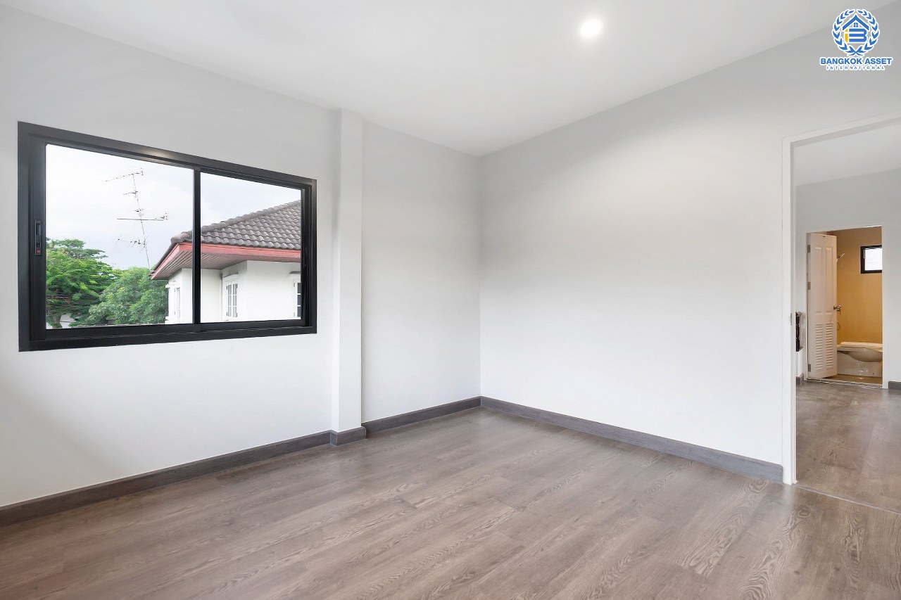 บ้านมือสองตกแต่งใหม่ หลังใหญ่! เนื้อที่ 83 ตร.ว. ม.พัชรวิลล์ บางกรวย-ไทรน้อย ตอบโจทย์ครอบครัวใหญ่ด้วยฟังก์ชั่นถึง 4 ห้องนอน 4 ห้องน้ำ พื้นที่ใช้สอยถึง 315 ตร.ม. บนทำเลเชื่อมต่อ 3 เส้นทาง ใกล้ทางด่วน "กาญจนาภิเษก" และเพียง 5 นาทีจาก MRT "สถานีบางพลู"