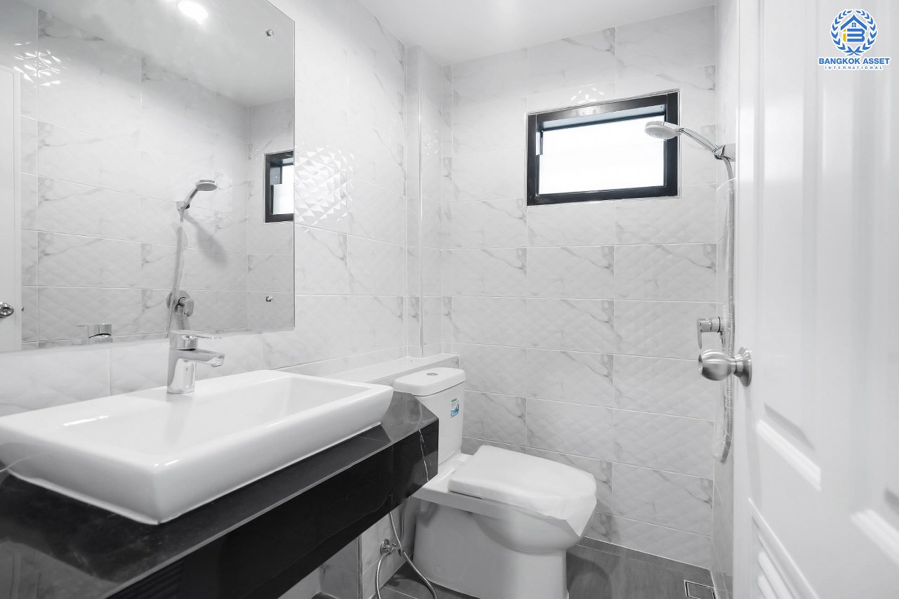 บ้านมือสองตกแต่งใหม่ หลังใหญ่! เนื้อที่ 83 ตร.ว. ม.พัชรวิลล์ บางกรวย-ไทรน้อย ตอบโจทย์ครอบครัวใหญ่ด้วยฟังก์ชั่นถึง 4 ห้องนอน 4 ห้องน้ำ พื้นที่ใช้สอยถึง 315 ตร.ม. บนทำเลเชื่อมต่อ 3 เส้นทาง ใกล้ทางด่วน "กาญจนาภิเษก" และเพียง 5 นาทีจาก MRT "สถานีบางพลู"