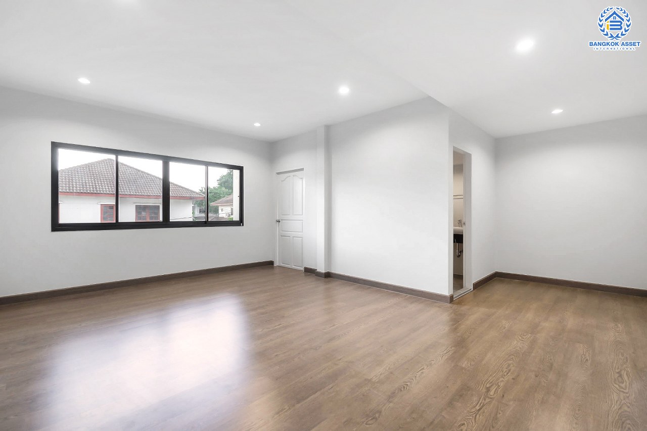 บ้านมือสองตกแต่งใหม่ หลังใหญ่! เนื้อที่ 83 ตร.ว. ม.พัชรวิลล์ บางกรวย-ไทรน้อย ตอบโจทย์ครอบครัวใหญ่ด้วยฟังก์ชั่นถึง 4 ห้องนอน 4 ห้องน้ำ พื้นที่ใช้สอยถึง 315 ตร.ม. บนทำเลเชื่อมต่อ 3 เส้นทาง ใกล้ทางด่วน "กาญจนาภิเษก" และเพียง 5 นาทีจาก MRT "สถานีบางพลู"