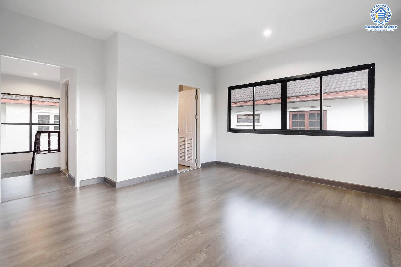 บ้านมือสองตกแต่งใหม่ หลังใหญ่! เนื้อที่ 83 ตร.ว. ม.พัชรวิลล์ บางกรวย-ไทรน้อย ตอบโจทย์ครอบครัวใหญ่ด้วยฟังก์ชั่นถึง 4 ห้องนอน 4 ห้องน้ำ พื้นที่ใช้สอยถึง 315 ตร.ม. บนทำเลเชื่อมต่อ 3 เส้นทาง ใกล้ทางด่วน "กาญจนาภิเษก" และเพียง 5 นาทีจาก MRT "สถานีบางพลู"