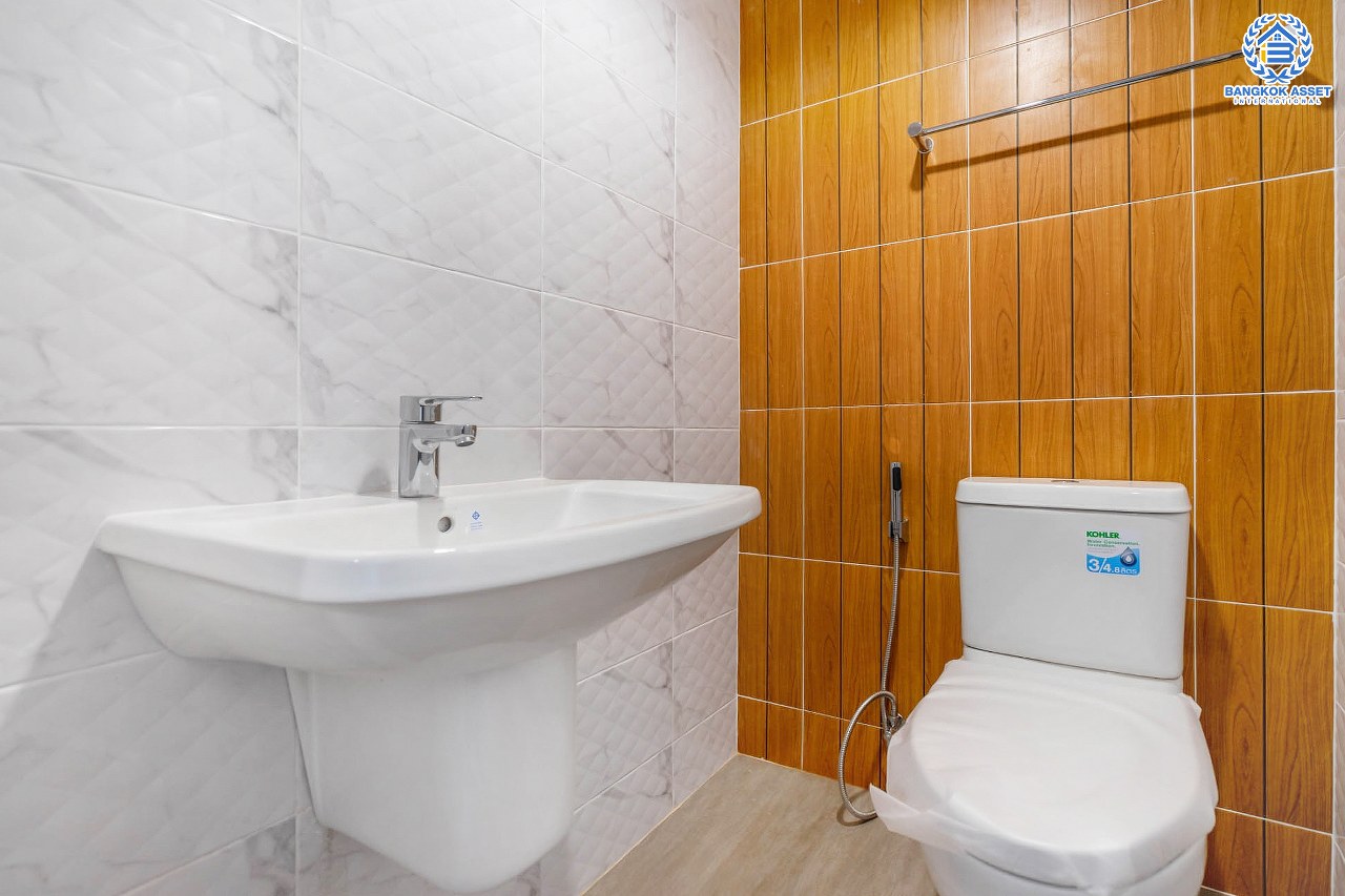 บ้านมือสองตกแต่งใหม่ หลังใหญ่! เนื้อที่ 83 ตร.ว. ม.พัชรวิลล์ บางกรวย-ไทรน้อย ตอบโจทย์ครอบครัวใหญ่ด้วยฟังก์ชั่นถึง 4 ห้องนอน 4 ห้องน้ำ พื้นที่ใช้สอยถึง 315 ตร.ม. บนทำเลเชื่อมต่อ 3 เส้นทาง ใกล้ทางด่วน "กาญจนาภิเษก" และเพียง 5 นาทีจาก MRT "สถานีบางพลู"