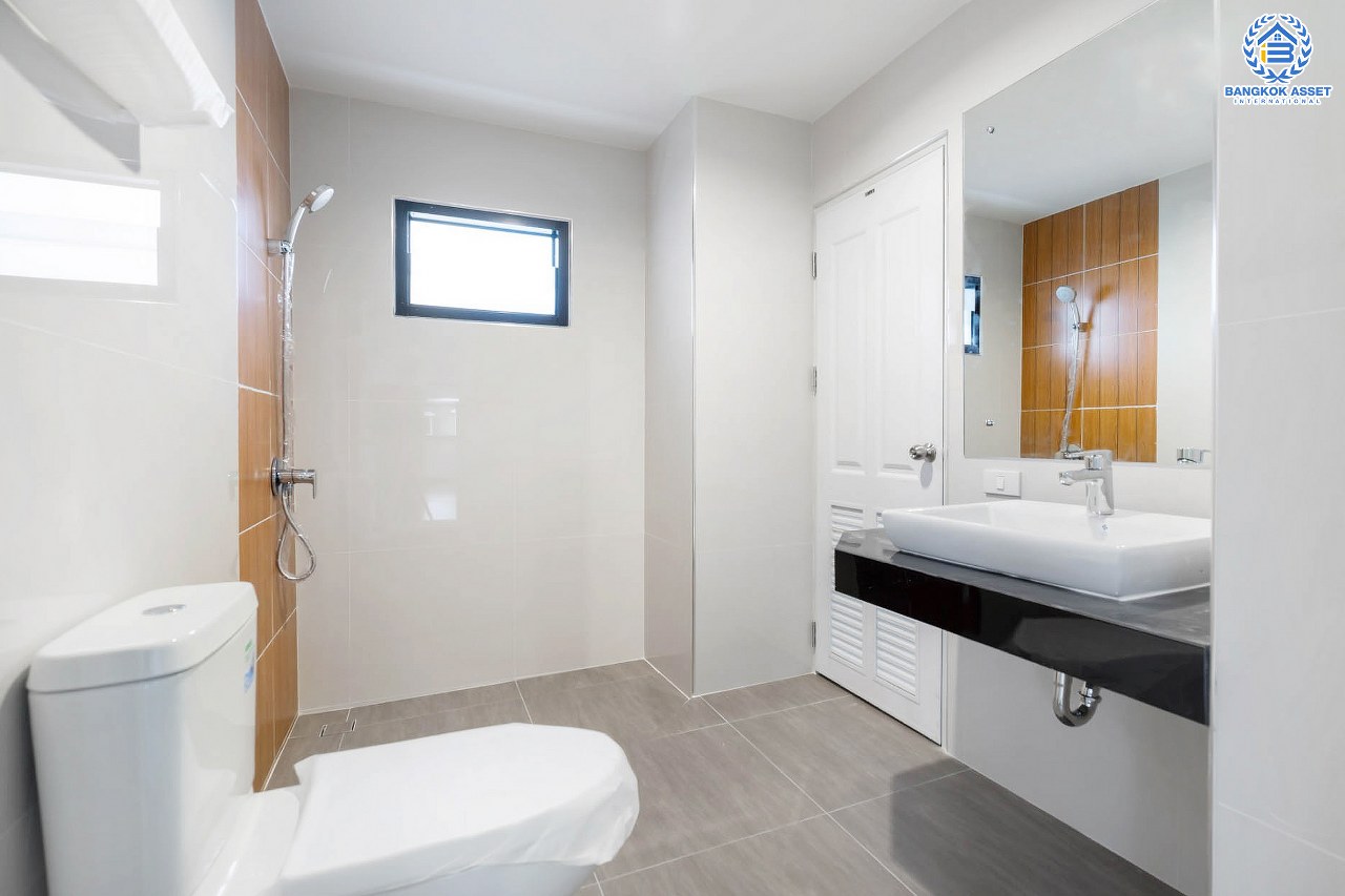 บ้านมือสองตกแต่งใหม่ หลังใหญ่! เนื้อที่ 83 ตร.ว. ม.พัชรวิลล์ บางกรวย-ไทรน้อย ตอบโจทย์ครอบครัวใหญ่ด้วยฟังก์ชั่นถึง 4 ห้องนอน 4 ห้องน้ำ พื้นที่ใช้สอยถึง 315 ตร.ม. บนทำเลเชื่อมต่อ 3 เส้นทาง ใกล้ทางด่วน "กาญจนาภิเษก" และเพียง 5 นาทีจาก MRT "สถานีบางพลู"