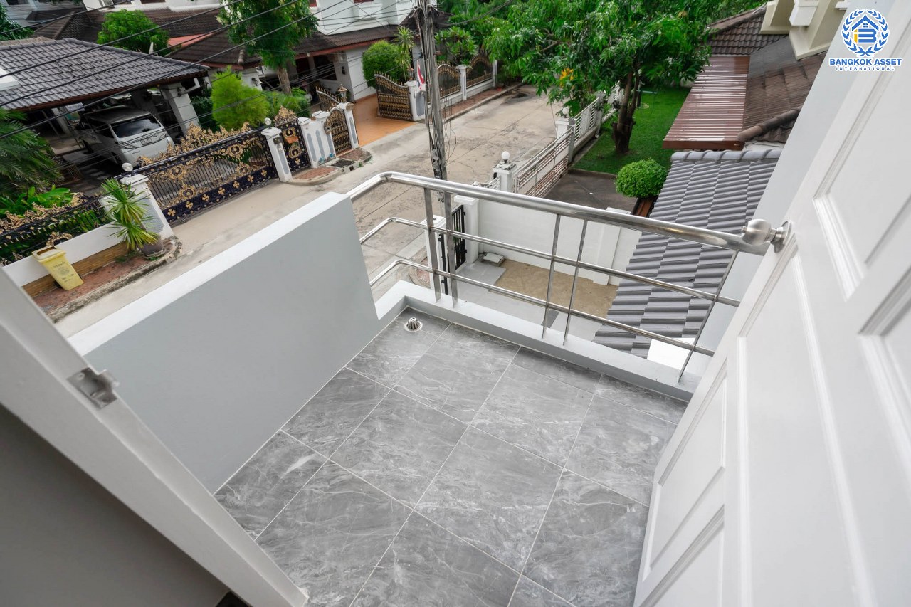 บ้านมือสองตกแต่งใหม่ หลังใหญ่! เนื้อที่ 83 ตร.ว. ม.พัชรวิลล์ บางกรวย-ไทรน้อย ตอบโจทย์ครอบครัวใหญ่ด้วยฟังก์ชั่นถึง 4 ห้องนอน 4 ห้องน้ำ พื้นที่ใช้สอยถึง 315 ตร.ม. บนทำเลเชื่อมต่อ 3 เส้นทาง ใกล้ทางด่วน "กาญจนาภิเษก" และเพียง 5 นาทีจาก MRT "สถานีบางพลู"