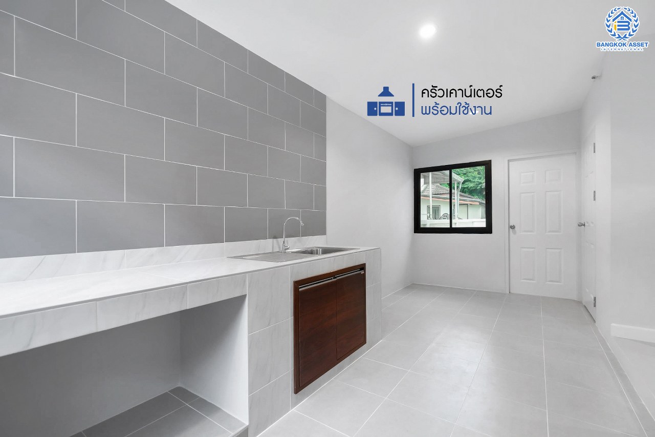 บ้านมือสองตกแต่งใหม่ หลังใหญ่! เนื้อที่ 83 ตร.ว. ม.พัชรวิลล์ บางกรวย-ไทรน้อย ตอบโจทย์ครอบครัวใหญ่ด้วยฟังก์ชั่นถึง 4 ห้องนอน 4 ห้องน้ำ พื้นที่ใช้สอยถึง 315 ตร.ม. บนทำเลเชื่อมต่อ 3 เส้นทาง ใกล้ทางด่วน "กาญจนาภิเษก" และเพียง 5 นาทีจาก MRT "สถานีบางพลู"