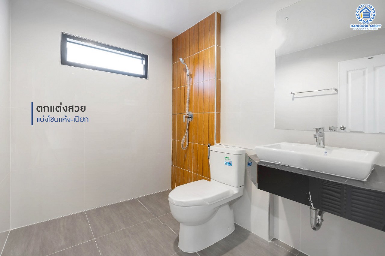 บ้านมือสองตกแต่งใหม่ หลังใหญ่! เนื้อที่ 83 ตร.ว. ม.พัชรวิลล์ บางกรวย-ไทรน้อย ตอบโจทย์ครอบครัวใหญ่ด้วยฟังก์ชั่นถึง 4 ห้องนอน 4 ห้องน้ำ พื้นที่ใช้สอยถึง 315 ตร.ม. บนทำเลเชื่อมต่อ 3 เส้นทาง ใกล้ทางด่วน "กาญจนาภิเษก" และเพียง 5 นาทีจาก MRT "สถานีบางพลู"