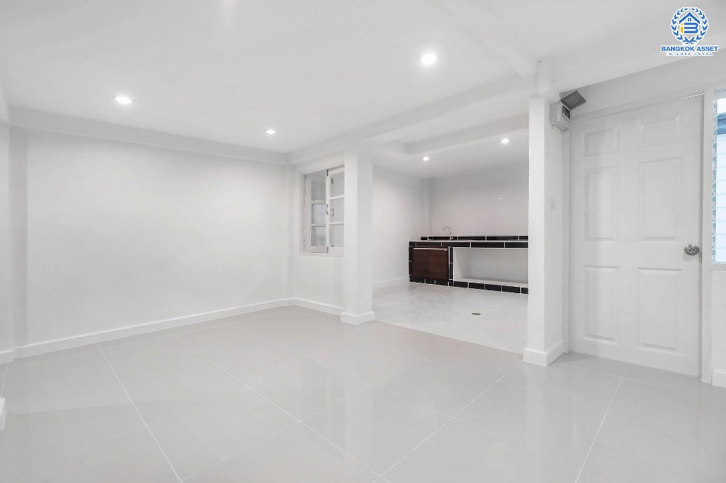 บ้านมือสองตกแต่งใหม่ หลังใหญ่ เล่นระดับ ม.เศรณี ดอนเมือง-สรงประภา เนื้อที่ 26.2 ตร.ว. ฟังก์ชั่นจัดเต็ม 4 ห้องนอน 3 ห้องน้ำ ตอบโจทย์ครอบครัวใหญ่ มีความเป็นส่วนตัว เดินทางเข้าสู่ใจกลางเมืองได้อย่างสะดวกสบาย ใกล้สนามบินดอนเมือง ทางด่วนศรีสมาน และรถไฟฟ้าสายสีแดง...