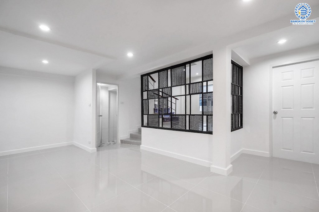 บ้านมือสองตกแต่งใหม่ หลังใหญ่ เล่นระดับ ม.เศรณี ดอนเมือง-สรงประภา เนื้อที่ 26.2 ตร.ว. ฟังก์ชั่นจัดเต็ม 4 ห้องนอน 3 ห้องน้ำ ตอบโจทย์ครอบครัวใหญ่ มีความเป็นส่วนตัว เดินทางเข้าสู่ใจกลางเมืองได้อย่างสะดวกสบาย ใกล้สนามบินดอนเมือง ทางด่วนศรีสมาน และรถไฟฟ้าสายสีแดง...