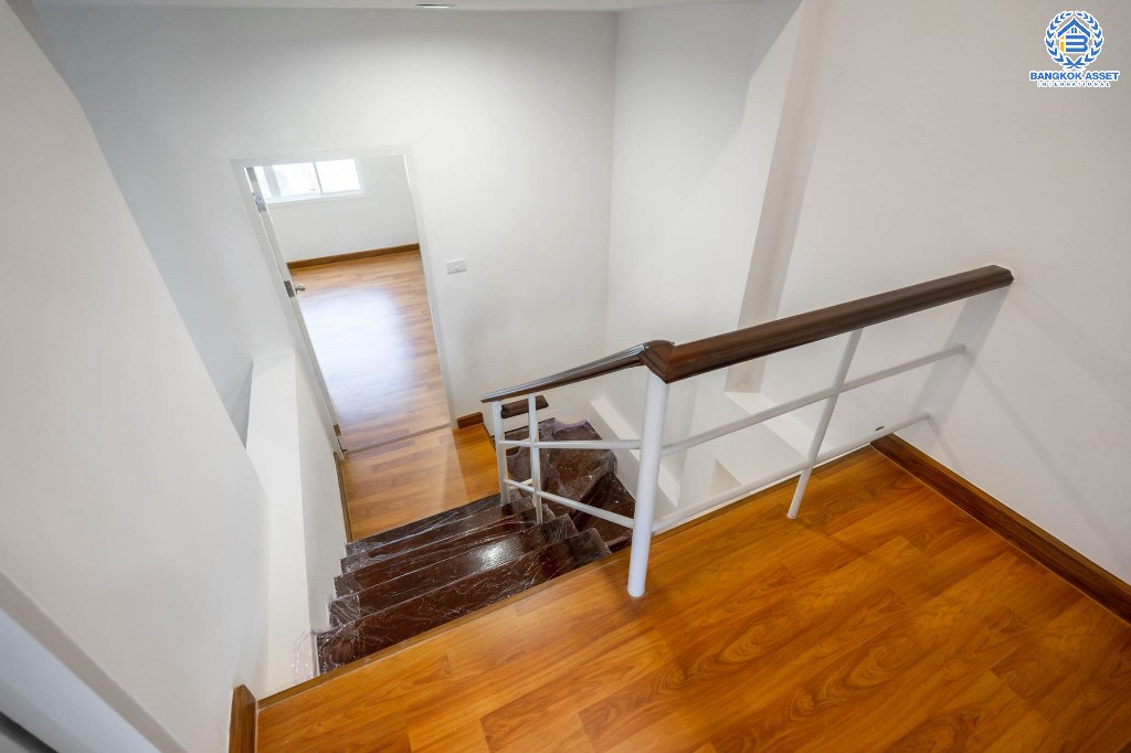 บ้านมือสองตกแต่งใหม่ หลังใหญ่ เล่นระดับ ม.เศรณี ดอนเมือง-สรงประภา เนื้อที่ 26.2 ตร.ว. ฟังก์ชั่นจัดเต็ม 4 ห้องนอน 3 ห้องน้ำ ตอบโจทย์ครอบครัวใหญ่ มีความเป็นส่วนตัว เดินทางเข้าสู่ใจกลางเมืองได้อย่างสะดวกสบาย ใกล้สนามบินดอนเมือง ทางด่วนศรีสมาน และรถไฟฟ้าสายสีแดง...