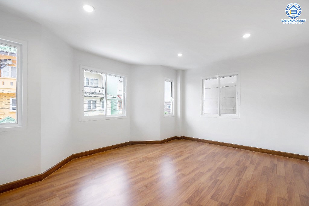 บ้านมือสองตกแต่งใหม่ หลังใหญ่ เล่นระดับ ม.เศรณี ดอนเมือง-สรงประภา เนื้อที่ 26.2 ตร.ว. ฟังก์ชั่นจัดเต็ม 4 ห้องนอน 3 ห้องน้ำ ตอบโจทย์ครอบครัวใหญ่ มีความเป็นส่วนตัว เดินทางเข้าสู่ใจกลางเมืองได้อย่างสะดวกสบาย ใกล้สนามบินดอนเมือง ทางด่วนศรีสมาน และรถไฟฟ้าสายสีแดง...