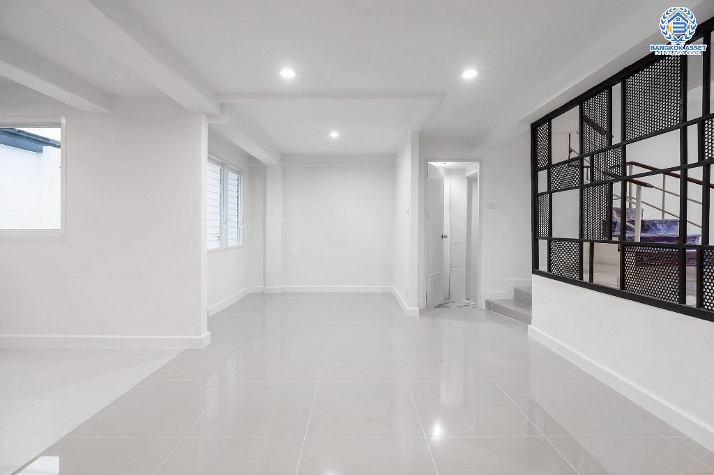 บ้านมือสองตกแต่งใหม่ หลังใหญ่ เล่นระดับ ม.เศรณี ดอนเมือง-สรงประภา เนื้อที่ 26.2 ตร.ว. ฟังก์ชั่นจัดเต็ม 4 ห้องนอน 3 ห้องน้ำ ตอบโจทย์ครอบครัวใหญ่ มีความเป็นส่วนตัว เดินทางเข้าสู่ใจกลางเมืองได้อย่างสะดวกสบาย ใกล้สนามบินดอนเมือง ทางด่วนศรีสมาน และรถไฟฟ้าสายสีแดง...