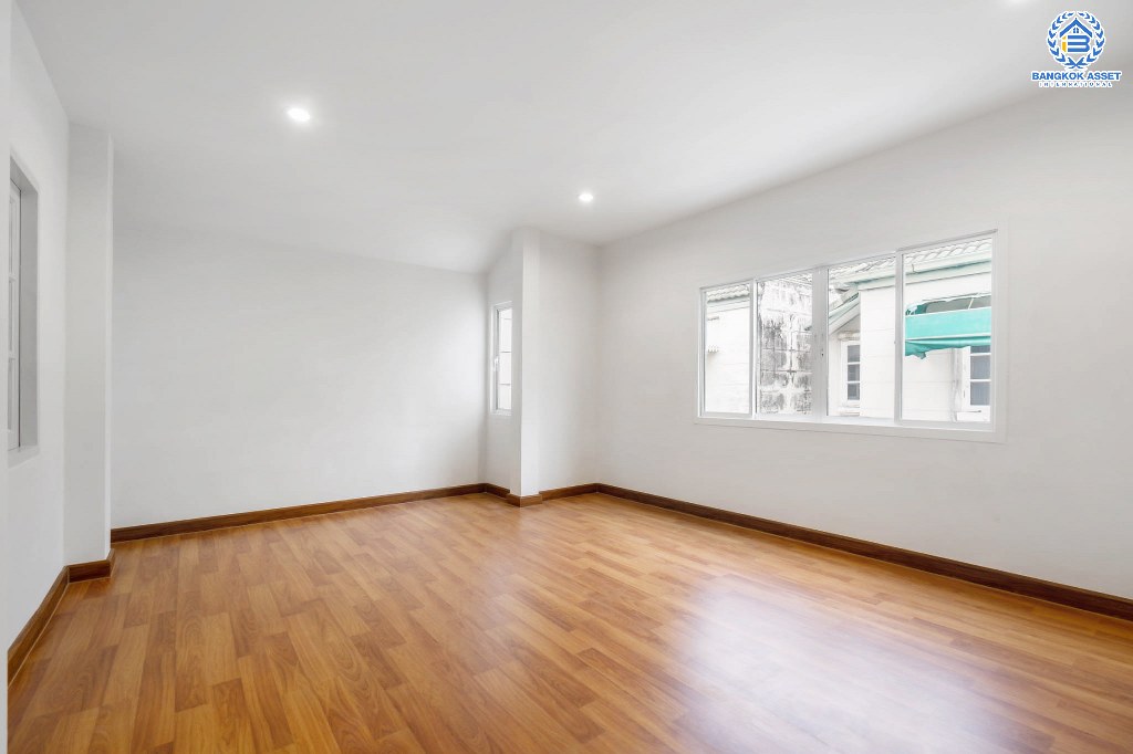 บ้านมือสองตกแต่งใหม่ หลังใหญ่ เล่นระดับ ม.เศรณี ดอนเมือง-สรงประภา เนื้อที่ 26.2 ตร.ว. ฟังก์ชั่นจัดเต็ม 4 ห้องนอน 3 ห้องน้ำ ตอบโจทย์ครอบครัวใหญ่ มีความเป็นส่วนตัว เดินทางเข้าสู่ใจกลางเมืองได้อย่างสะดวกสบาย ใกล้สนามบินดอนเมือง ทางด่วนศรีสมาน และรถไฟฟ้าสายสีแดง...