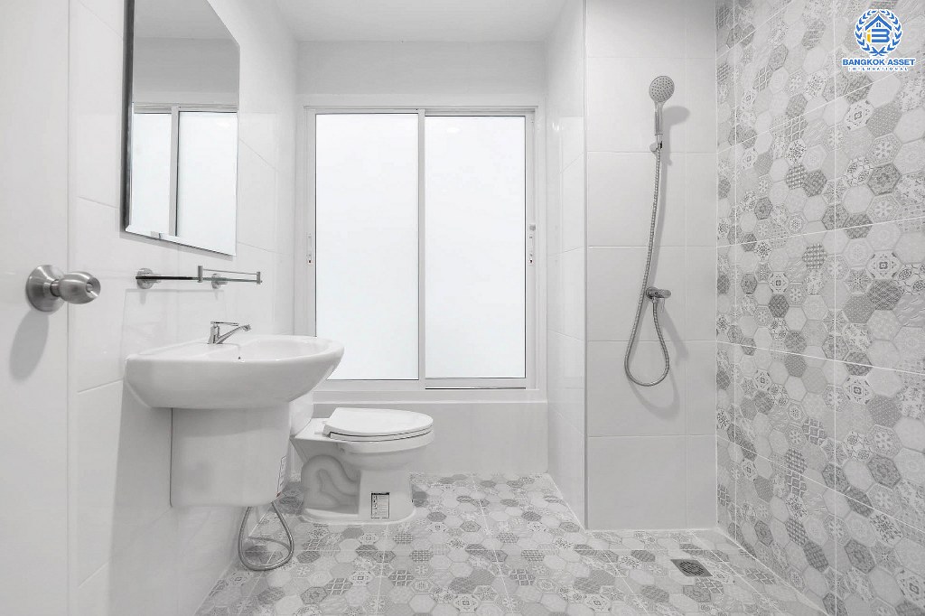 บ้านมือสองตกแต่งใหม่ หลังใหญ่ เล่นระดับ ม.เศรณี ดอนเมือง-สรงประภา เนื้อที่ 26.2 ตร.ว. ฟังก์ชั่นจัดเต็ม 4 ห้องนอน 3 ห้องน้ำ ตอบโจทย์ครอบครัวใหญ่ มีความเป็นส่วนตัว เดินทางเข้าสู่ใจกลางเมืองได้อย่างสะดวกสบาย ใกล้สนามบินดอนเมือง ทางด่วนศรีสมาน และรถไฟฟ้าสายสีแดง...