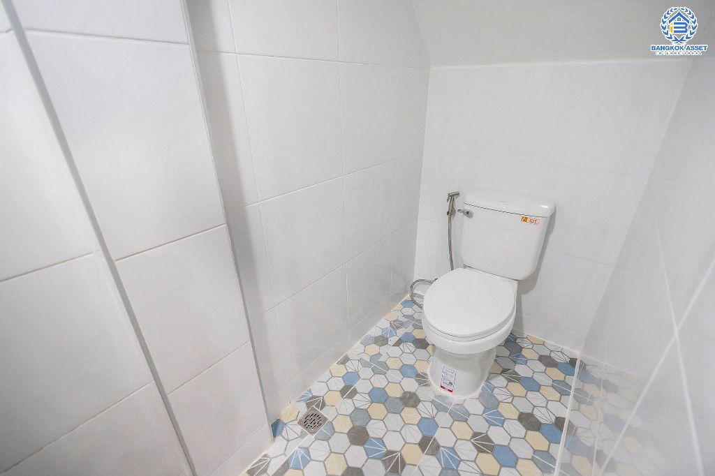 บ้านมือสองตกแต่งใหม่ หลังใหญ่ เล่นระดับ ม.เศรณี ดอนเมือง-สรงประภา เนื้อที่ 26.2 ตร.ว. ฟังก์ชั่นจัดเต็ม 4 ห้องนอน 3 ห้องน้ำ ตอบโจทย์ครอบครัวใหญ่ มีความเป็นส่วนตัว เดินทางเข้าสู่ใจกลางเมืองได้อย่างสะดวกสบาย ใกล้สนามบินดอนเมือง ทางด่วนศรีสมาน และรถไฟฟ้าสายสีแดง...