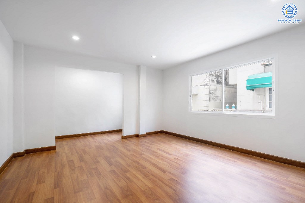 บ้านมือสองตกแต่งใหม่ หลังใหญ่ เล่นระดับ ม.เศรณี ดอนเมือง-สรงประภา เนื้อที่ 26.2 ตร.ว. ฟังก์ชั่นจัดเต็ม 4 ห้องนอน 3 ห้องน้ำ ตอบโจทย์ครอบครัวใหญ่ มีความเป็นส่วนตัว เดินทางเข้าสู่ใจกลางเมืองได้อย่างสะดวกสบาย ใกล้สนามบินดอนเมือง ทางด่วนศรีสมาน และรถไฟฟ้าสายสีแดง...