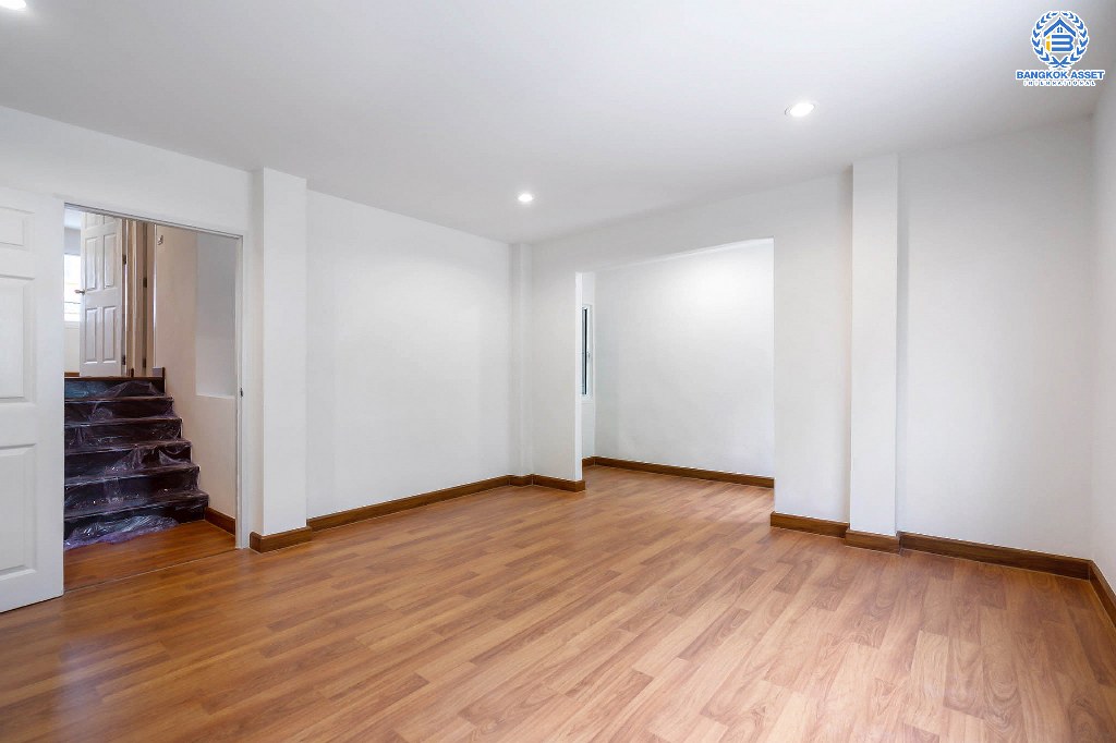 บ้านมือสองตกแต่งใหม่ หลังใหญ่ เล่นระดับ ม.เศรณี ดอนเมือง-สรงประภา เนื้อที่ 26.2 ตร.ว. ฟังก์ชั่นจัดเต็ม 4 ห้องนอน 3 ห้องน้ำ ตอบโจทย์ครอบครัวใหญ่ มีความเป็นส่วนตัว เดินทางเข้าสู่ใจกลางเมืองได้อย่างสะดวกสบาย ใกล้สนามบินดอนเมือง ทางด่วนศรีสมาน และรถไฟฟ้าสายสีแดง...