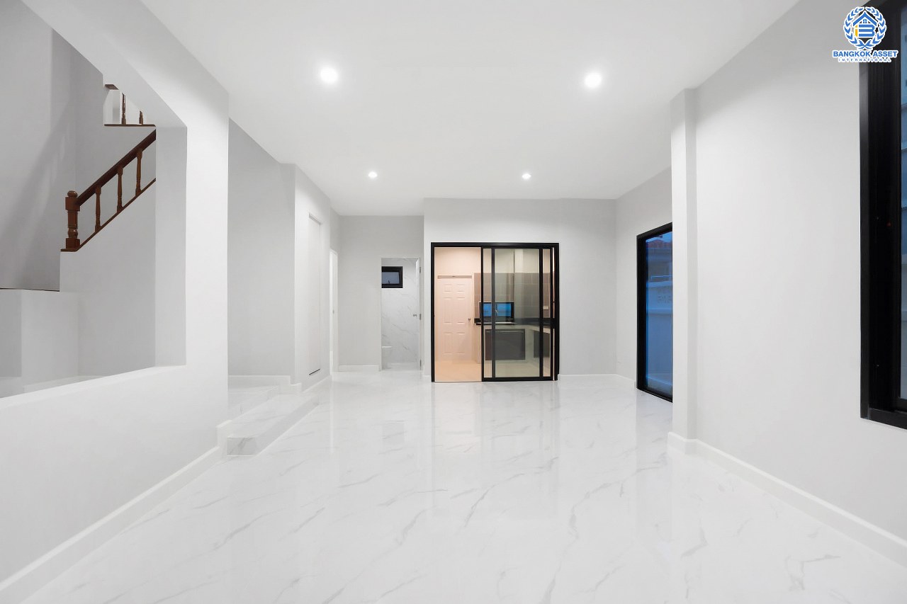 บ้านตกแต่งใหม่มือ1ไม่เคยเข้าอยู่! หลังใหญ่ #แปลงมุม! เนื้อที่ 104.9 ตร.ว. ม.เพอร์เฟคเพลส รัตนาธิเบศร์-ไทรม้า  ฟังก์ชั่นจัดเต็ม 4 ห้องนอน 3 ห้องน้ำ 2 ที่จอดรถ พร้อมพื้นที่ใช้สอยถึง 310 ตร.ม. ส่วนกลางครบครัน กับที่สุดแห่งทำเลโซนเมือง ที่เชื่อมสู่หลายเส้นทาง ใกล้วงเวียนพระรามห้า และรถไฟฟ้าสถานี "สถานีบางรักน้อยท่าอิฐ"...