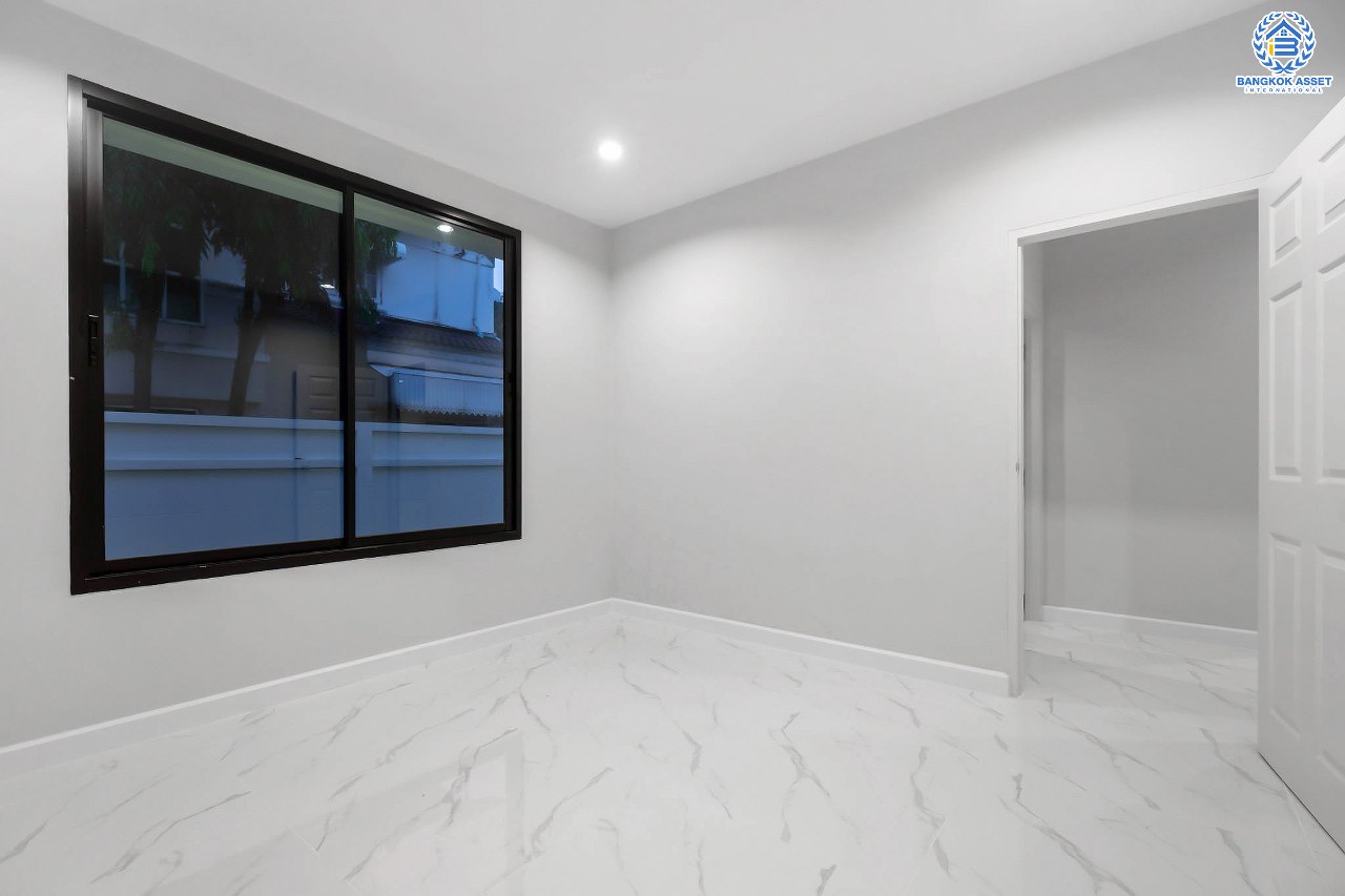 บ้านตกแต่งใหม่มือ1ไม่เคยเข้าอยู่! หลังใหญ่ #แปลงมุม! เนื้อที่ 104.9 ตร.ว. ม.เพอร์เฟคเพลส รัตนาธิเบศร์-ไทรม้า  ฟังก์ชั่นจัดเต็ม 4 ห้องนอน 3 ห้องน้ำ 2 ที่จอดรถ พร้อมพื้นที่ใช้สอยถึง 310 ตร.ม. ส่วนกลางครบครัน กับที่สุดแห่งทำเลโซนเมือง ที่เชื่อมสู่หลายเส้นทาง ใกล้วงเวียนพระรามห้า และรถไฟฟ้าสถานี "สถานีบางรักน้อยท่าอิฐ"...