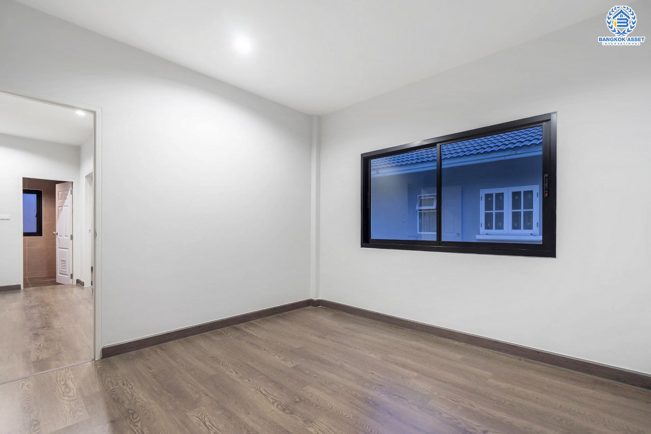 บ้านตกแต่งใหม่มือ1ไม่เคยเข้าอยู่! หลังใหญ่ #แปลงมุม! เนื้อที่ 104.9 ตร.ว. ม.เพอร์เฟคเพลส รัตนาธิเบศร์-ไทรม้า  ฟังก์ชั่นจัดเต็ม 4 ห้องนอน 3 ห้องน้ำ 2 ที่จอดรถ พร้อมพื้นที่ใช้สอยถึง 310 ตร.ม. ส่วนกลางครบครัน กับที่สุดแห่งทำเลโซนเมือง ที่เชื่อมสู่หลายเส้นทาง ใกล้วงเวียนพระรามห้า และรถไฟฟ้าสถานี "สถานีบางรักน้อยท่าอิฐ"...