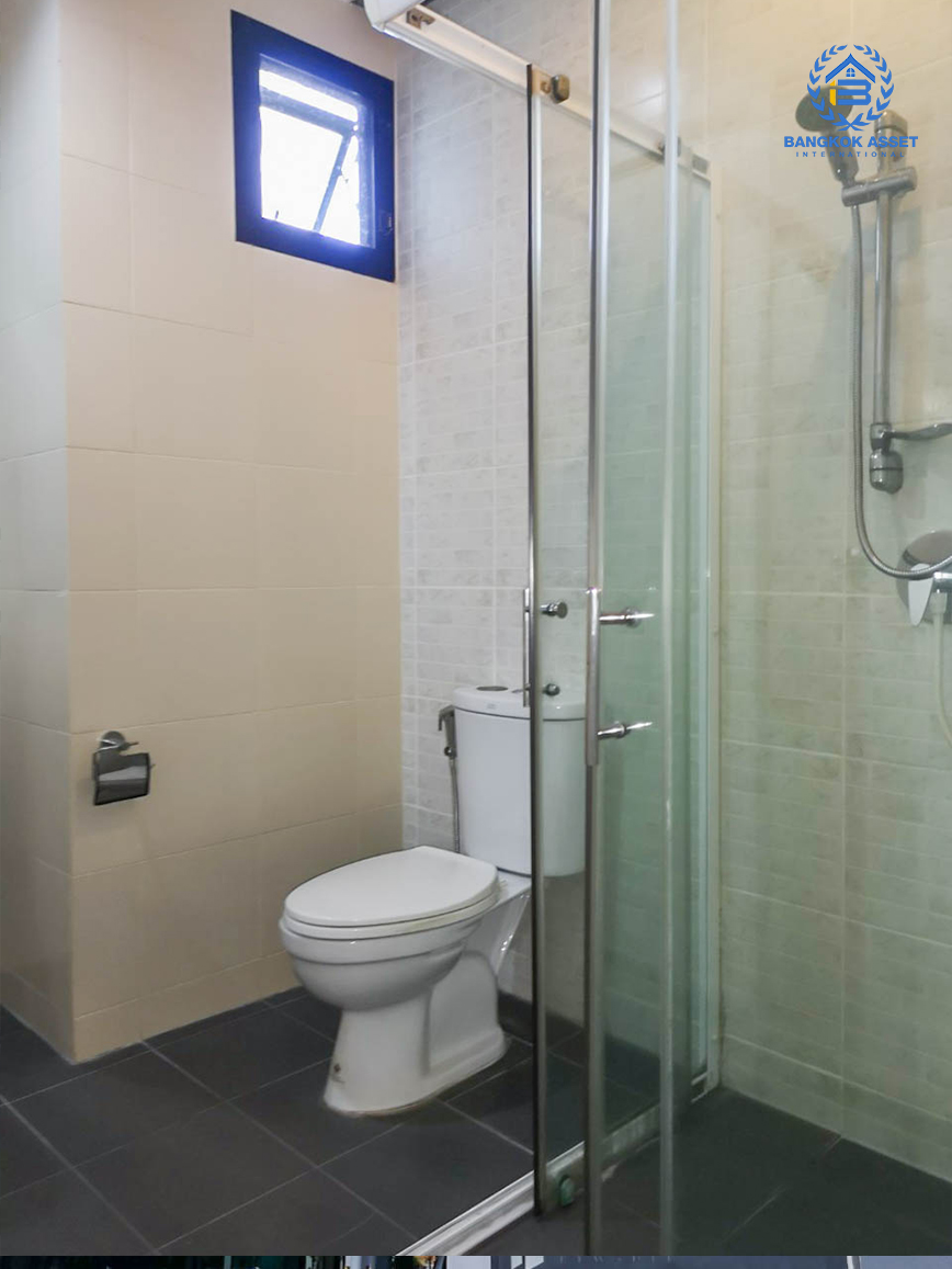 คอนโดมือสองนนทบุรี ทำเลโซนเมือง! ม.เดอะไพรเวซี่ เรวดี ขนาดห้องกว้าง 33.17 ตร.ม. ห้องมุมมีความเป็นส่วนตัว การเดินทางสะดวกสบาย ในซอยมีร้านค้า และของกินอยู่ตลอดทั้งซอย  ใกล้สถานีรถไฟฟ้าสถานีศูนย์ราชการและสถานีกระทรวงสาธารณสุข