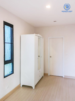 คอนโดมือสองนนทบุรี ทำเลโซนเมือง! ม.เดอะไพรเวซี่ เรวดี ขนาดห้องกว้าง 33.17 ตร.ม. ห้องมุมมีความเป็นส่วนตัว การเดินทางสะดวกสบาย ในซอยมีร้านค้า และของกินอยู่ตลอดทั้งซอย  ใกล้สถานีรถไฟฟ้าสถานีศูนย์ราชการและสถานีกระทรวงสาธารณสุข