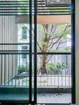 คอนโดมือสองนนทบุรี ทำเลโซนเมือง! ม.เดอะไพรเวซี่ เรวดี ขนาดห้องกว้าง 33.17 ตร.ม. ห้องมุมมีความเป็นส่วนตัว การเดินทางสะดวกสบาย ในซอยมีร้านค้า และของกินอยู่ตลอดทั้งซอย  ใกล้สถานีรถไฟฟ้าสถานีศูนย์ราชการและสถานีกระทรวงสาธารณสุข