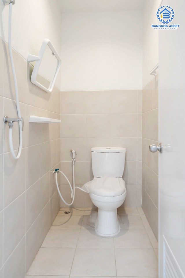 บ้านมือสองตกแต่งใหม่ หลังใหญ่พิเศษ! เนื้อที่ 82.5 ตร.ว. ม.มัณฑนา ปิ่นเกล้า-กาญจนาภิเษก (ซ.วัดพระเงิน) ฟังก์ชั่นจัดเต็ม 3 ห้องนอน 1 ห้องแม่บ้าน 4 ห้องน้ำ จอดรถได้ถึง 4 คัน เดินทางสะดวกสบาย บนทำเลติดถนนใหญ่ ใกล้เซ็นทรัลเวสต์เกต รถไฟฟ้าสายสีม่วง "สถานีตลาดบางใหญ่" และทางด่วนศรีรัช!