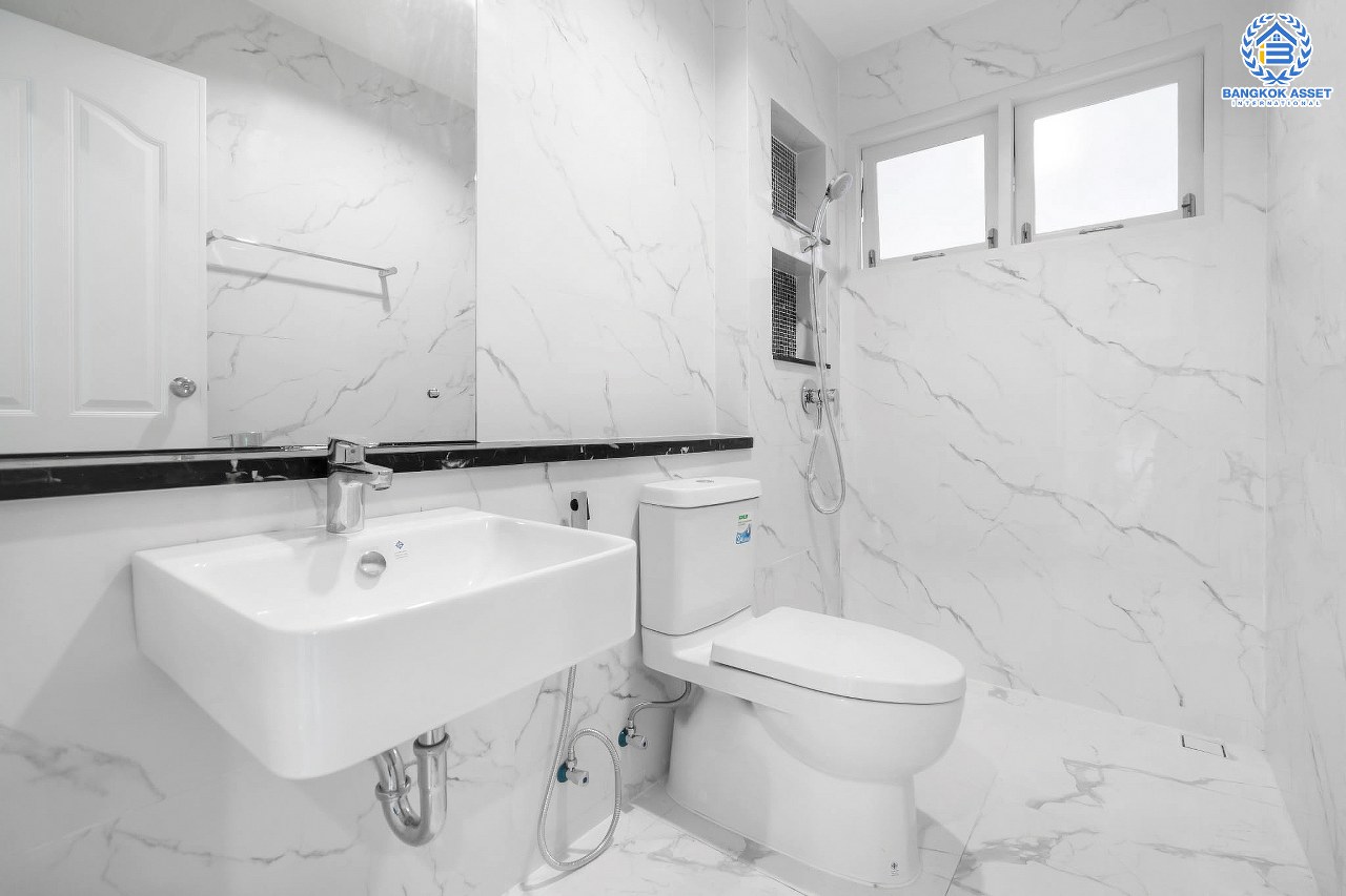 บ้านมือสองตกแต่งใหม่ หลังใหญ่พิเศษ! เนื้อที่ 82.5 ตร.ว. ม.มัณฑนา ปิ่นเกล้า-กาญจนาภิเษก (ซ.วัดพระเงิน) ฟังก์ชั่นจัดเต็ม 3 ห้องนอน 1 ห้องแม่บ้าน 4 ห้องน้ำ จอดรถได้ถึง 4 คัน เดินทางสะดวกสบาย บนทำเลติดถนนใหญ่ ใกล้เซ็นทรัลเวสต์เกต รถไฟฟ้าสายสีม่วง "สถานีตลาดบางใหญ่" และทางด่วนศรีรัช!