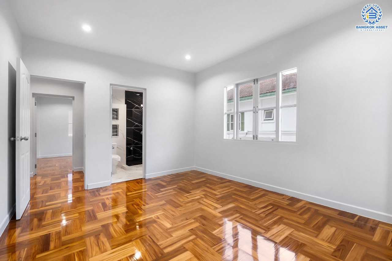 บ้านมือสองตกแต่งใหม่ หลังใหญ่พิเศษ! เนื้อที่ 82.5 ตร.ว. ม.มัณฑนา ปิ่นเกล้า-กาญจนาภิเษก (ซ.วัดพระเงิน) ฟังก์ชั่นจัดเต็ม 3 ห้องนอน 1 ห้องแม่บ้าน 4 ห้องน้ำ จอดรถได้ถึง 4 คัน เดินทางสะดวกสบาย บนทำเลติดถนนใหญ่ ใกล้เซ็นทรัลเวสต์เกต รถไฟฟ้าสายสีม่วง "สถานีตลาดบางใหญ่" และทางด่วนศรีรัช!