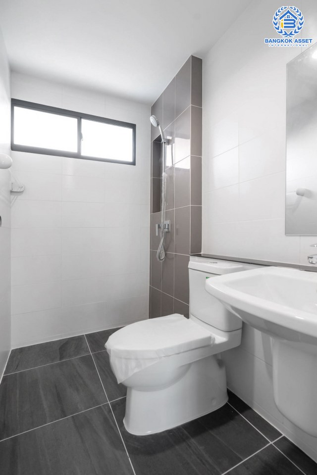 บ้านมือสองตกแต่งใหม่ ม.โกลเด้นอเวนิว แจ้งวัฒนะ-ติวานนท์  หลังใหญ่ #แปลงมุม เนื้อที่ 57.4 ตร.ว. ฟังก์ชั่น 4 ห้องนอน 3 ห้องน้ำ 2 ที่จอดรถ สิ่งอำนวยความสะดวกครบครัน บนทำเลศักยภาพ เพียง 5 นาทีถึงรถไฟฟ้า "สถานีแจ้งวัฒนะ-ปากเกร็ด28" ใกล้เซ็นทรัลแจ้งวัฒนะ ,เมืองทองธานี และจุดขึ้นทางด่วนแจ้งวัฒนะ