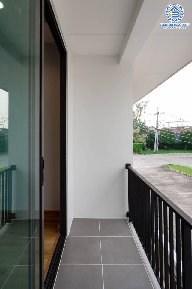 บ้านมือสองตกแต่งใหม่ ม.โกลเด้นอเวนิว แจ้งวัฒนะ-ติวานนท์  หลังใหญ่ #แปลงมุม เนื้อที่ 57.4 ตร.ว. ฟังก์ชั่น 4 ห้องนอน 3 ห้องน้ำ 2 ที่จอดรถ สิ่งอำนวยความสะดวกครบครัน บนทำเลศักยภาพ เพียง 5 นาทีถึงรถไฟฟ้า "สถานีแจ้งวัฒนะ-ปากเกร็ด28" ใกล้เซ็นทรัลแจ้งวัฒนะ ,เมืองทองธานี และจุดขึ้นทางด่วนแจ้งวัฒนะ