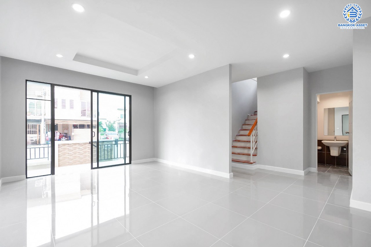 บ้านมือสองตกแต่งใหม่ ม.โกลเด้นอเวนิว แจ้งวัฒนะ-ติวานนท์  หลังใหญ่ #แปลงมุม เนื้อที่ 57.4 ตร.ว. ฟังก์ชั่น 4 ห้องนอน 3 ห้องน้ำ 2 ที่จอดรถ สิ่งอำนวยความสะดวกครบครัน บนทำเลศักยภาพ เพียง 5 นาทีถึงรถไฟฟ้า "สถานีแจ้งวัฒนะ-ปากเกร็ด28" ใกล้เซ็นทรัลแจ้งวัฒนะ ,เมืองทองธานี และจุดขึ้นทางด่วนแจ้งวัฒนะ