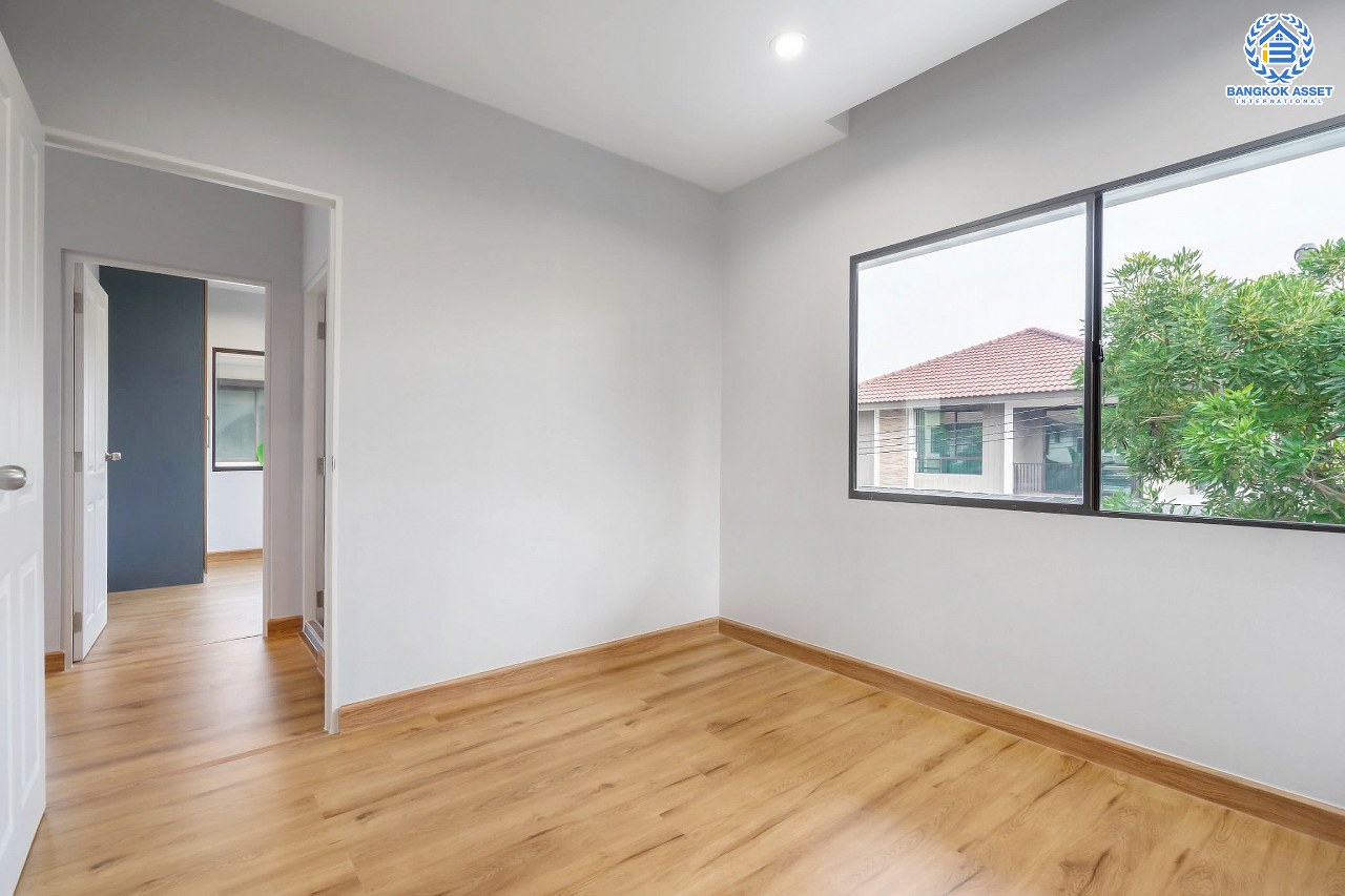 บ้านมือสองตกแต่งใหม่ ม.โกลเด้นอเวนิว แจ้งวัฒนะ-ติวานนท์  หลังใหญ่ #แปลงมุม เนื้อที่ 57.4 ตร.ว. ฟังก์ชั่น 4 ห้องนอน 3 ห้องน้ำ 2 ที่จอดรถ สิ่งอำนวยความสะดวกครบครัน บนทำเลศักยภาพ เพียง 5 นาทีถึงรถไฟฟ้า "สถานีแจ้งวัฒนะ-ปากเกร็ด28" ใกล้เซ็นทรัลแจ้งวัฒนะ ,เมืองทองธานี และจุดขึ้นทางด่วนแจ้งวัฒนะ