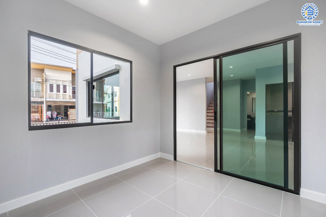 บ้านมือสองตกแต่งใหม่ ม.โกลเด้นอเวนิว แจ้งวัฒนะ-ติวานนท์  หลังใหญ่ #แปลงมุม เนื้อที่ 57.4 ตร.ว. ฟังก์ชั่น 4 ห้องนอน 3 ห้องน้ำ 2 ที่จอดรถ สิ่งอำนวยความสะดวกครบครัน บนทำเลศักยภาพ เพียง 5 นาทีถึงรถไฟฟ้า "สถานีแจ้งวัฒนะ-ปากเกร็ด28" ใกล้เซ็นทรัลแจ้งวัฒนะ ,เมืองทองธานี และจุดขึ้นทางด่วนแจ้งวัฒนะ