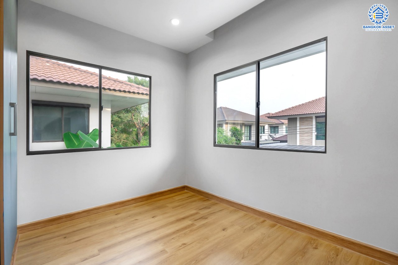 บ้านมือสองตกแต่งใหม่ ม.โกลเด้นอเวนิว แจ้งวัฒนะ-ติวานนท์  หลังใหญ่ #แปลงมุม เนื้อที่ 57.4 ตร.ว. ฟังก์ชั่น 4 ห้องนอน 3 ห้องน้ำ 2 ที่จอดรถ สิ่งอำนวยความสะดวกครบครัน บนทำเลศักยภาพ เพียง 5 นาทีถึงรถไฟฟ้า "สถานีแจ้งวัฒนะ-ปากเกร็ด28" ใกล้เซ็นทรัลแจ้งวัฒนะ ,เมืองทองธานี และจุดขึ้นทางด่วนแจ้งวัฒนะ