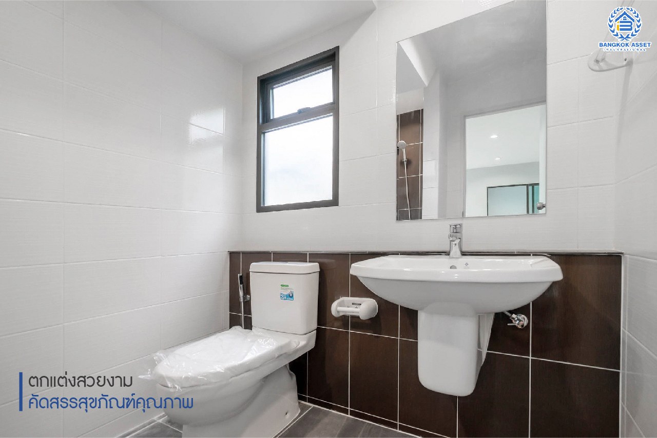 บ้านมือสองตกแต่งใหม่ ม.โกลเด้นอเวนิว แจ้งวัฒนะ-ติวานนท์  หลังใหญ่ #แปลงมุม เนื้อที่ 57.4 ตร.ว. ฟังก์ชั่น 4 ห้องนอน 3 ห้องน้ำ 2 ที่จอดรถ สิ่งอำนวยความสะดวกครบครัน บนทำเลศักยภาพ เพียง 5 นาทีถึงรถไฟฟ้า "สถานีแจ้งวัฒนะ-ปากเกร็ด28" ใกล้เซ็นทรัลแจ้งวัฒนะ ,เมืองทองธานี และจุดขึ้นทางด่วนแจ้งวัฒนะ