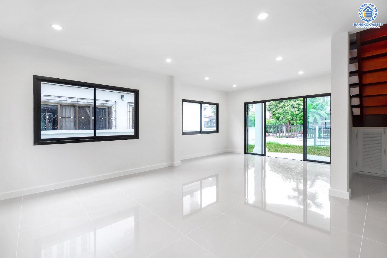 บ้านมือสองตกแต่งใหม่ ม.มณีรินทร์ รัตนาธิเบศร์ หลังใหญ่ เนื้อที่ 63 ตร.ว. ฟังก์ชั่น 3 ห้องนอน 2 ห้องน้ำ จอดรถได้ถึง 3 คัน บนทำเลศักยภาพ เดินทางสะดวกสบาย ใกล้ทางด่วนงามวงศ์วาน และเพียง 10 นาที ถึงรถไฟฟ้า "สถานีบางรักน้อยท่าอิฐ"