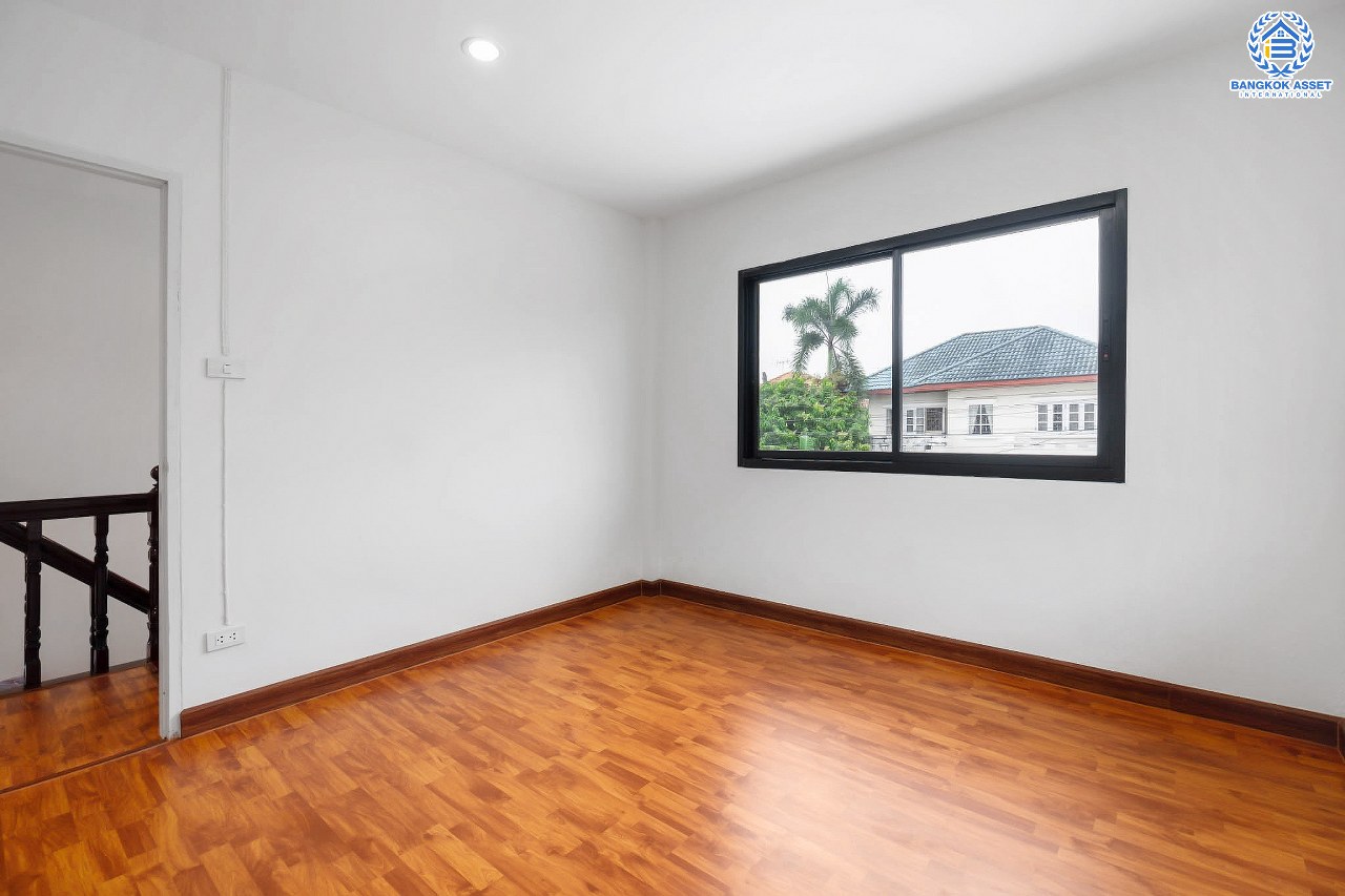 บ้านมือสองตกแต่งใหม่ ม.มณีรินทร์ รัตนาธิเบศร์ หลังใหญ่ เนื้อที่ 63 ตร.ว. ฟังก์ชั่น 3 ห้องนอน 2 ห้องน้ำ จอดรถได้ถึง 3 คัน บนทำเลศักยภาพ เดินทางสะดวกสบาย ใกล้ทางด่วนงามวงศ์วาน และเพียง 10 นาที ถึงรถไฟฟ้า "สถานีบางรักน้อยท่าอิฐ"