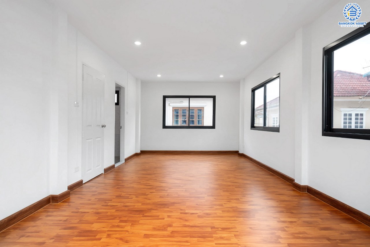 บ้านมือสองตกแต่งใหม่ ม.มณีรินทร์ รัตนาธิเบศร์ หลังใหญ่ เนื้อที่ 63 ตร.ว. ฟังก์ชั่น 3 ห้องนอน 2 ห้องน้ำ จอดรถได้ถึง 3 คัน บนทำเลศักยภาพ เดินทางสะดวกสบาย ใกล้ทางด่วนงามวงศ์วาน และเพียง 10 นาที ถึงรถไฟฟ้า "สถานีบางรักน้อยท่าอิฐ"