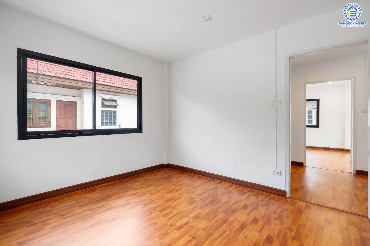 บ้านมือสองตกแต่งใหม่ ม.มณีรินทร์ รัตนาธิเบศร์ หลังใหญ่ เนื้อที่ 63 ตร.ว. ฟังก์ชั่น 3 ห้องนอน 2 ห้องน้ำ จอดรถได้ถึง 3 คัน บนทำเลศักยภาพ เดินทางสะดวกสบาย ใกล้ทางด่วนงามวงศ์วาน และเพียง 10 นาที ถึงรถไฟฟ้า "สถานีบางรักน้อยท่าอิฐ"