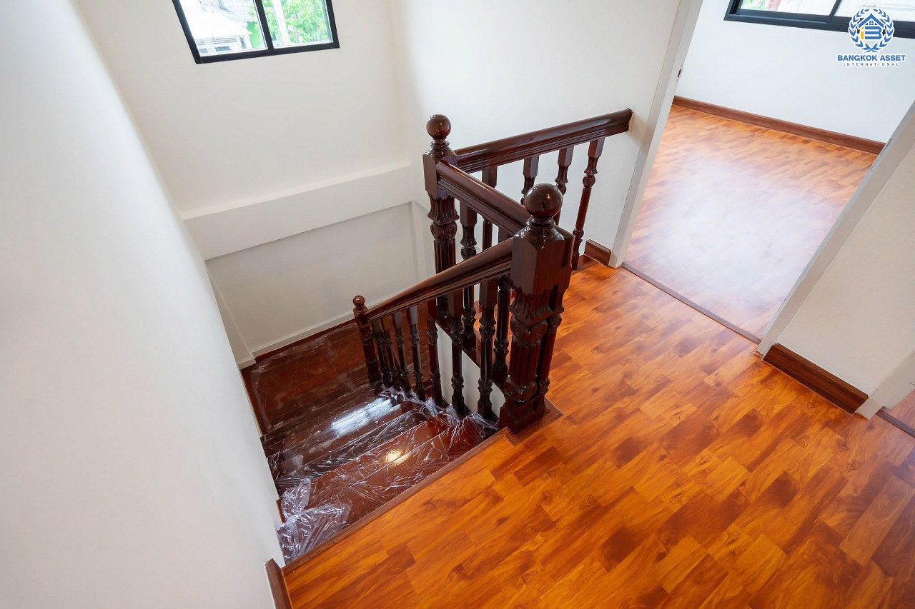 บ้านมือสองตกแต่งใหม่ ม.มณีรินทร์ รัตนาธิเบศร์ หลังใหญ่ เนื้อที่ 63 ตร.ว. ฟังก์ชั่น 3 ห้องนอน 2 ห้องน้ำ จอดรถได้ถึง 3 คัน บนทำเลศักยภาพ เดินทางสะดวกสบาย ใกล้ทางด่วนงามวงศ์วาน และเพียง 10 นาที ถึงรถไฟฟ้า "สถานีบางรักน้อยท่าอิฐ"