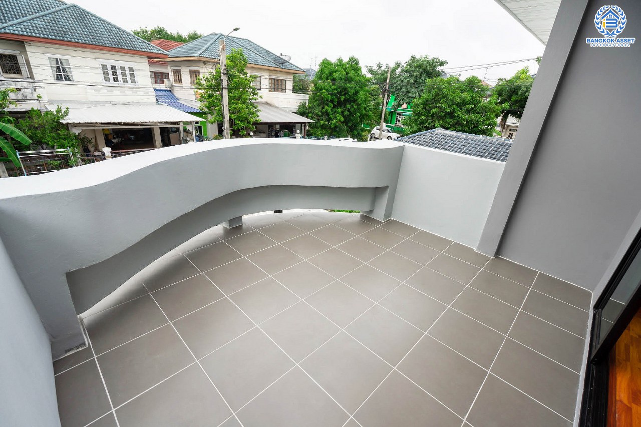 บ้านมือสองตกแต่งใหม่ ม.มณีรินทร์ รัตนาธิเบศร์ หลังใหญ่ เนื้อที่ 63 ตร.ว. ฟังก์ชั่น 3 ห้องนอน 2 ห้องน้ำ จอดรถได้ถึง 3 คัน บนทำเลศักยภาพ เดินทางสะดวกสบาย ใกล้ทางด่วนงามวงศ์วาน และเพียง 10 นาที ถึงรถไฟฟ้า "สถานีบางรักน้อยท่าอิฐ"