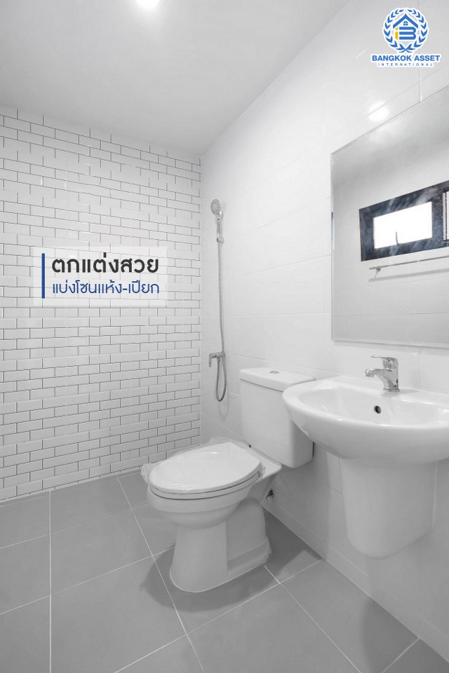 บ้านมือสองตกแต่งใหม่ ม.มณีรินทร์ รัตนาธิเบศร์ หลังใหญ่ เนื้อที่ 63 ตร.ว. ฟังก์ชั่น 3 ห้องนอน 2 ห้องน้ำ จอดรถได้ถึง 3 คัน บนทำเลศักยภาพ เดินทางสะดวกสบาย ใกล้ทางด่วนงามวงศ์วาน และเพียง 10 นาที ถึงรถไฟฟ้า "สถานีบางรักน้อยท่าอิฐ"