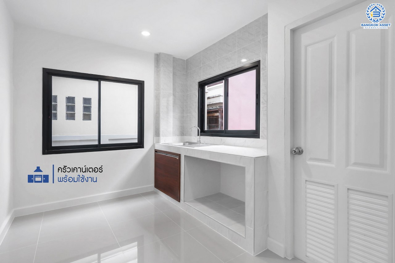 บ้านมือสองตกแต่งใหม่ ม.มณีรินทร์ รัตนาธิเบศร์ หลังใหญ่ เนื้อที่ 63 ตร.ว. ฟังก์ชั่น 3 ห้องนอน 2 ห้องน้ำ จอดรถได้ถึง 3 คัน บนทำเลศักยภาพ เดินทางสะดวกสบาย ใกล้ทางด่วนงามวงศ์วาน และเพียง 10 นาที ถึงรถไฟฟ้า "สถานีบางรักน้อยท่าอิฐ"